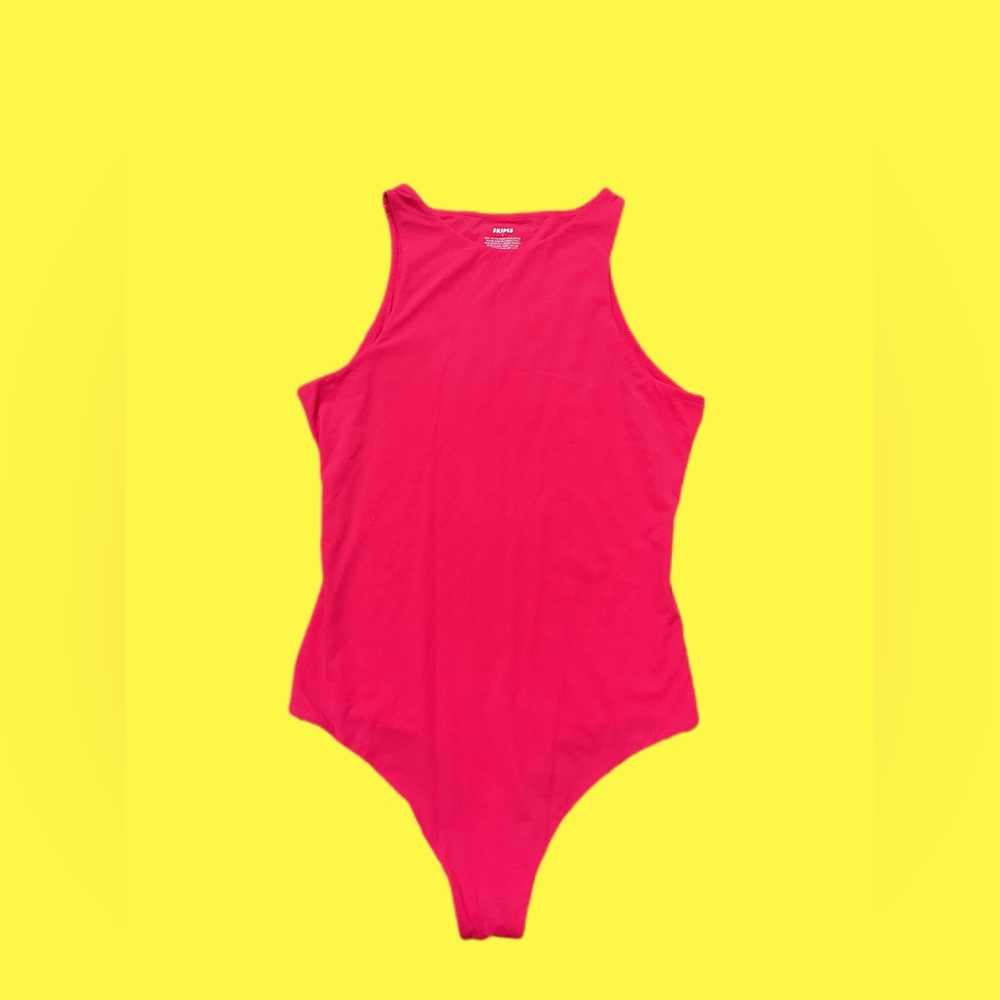 Skims essential crew neck bodysuit. Size small.